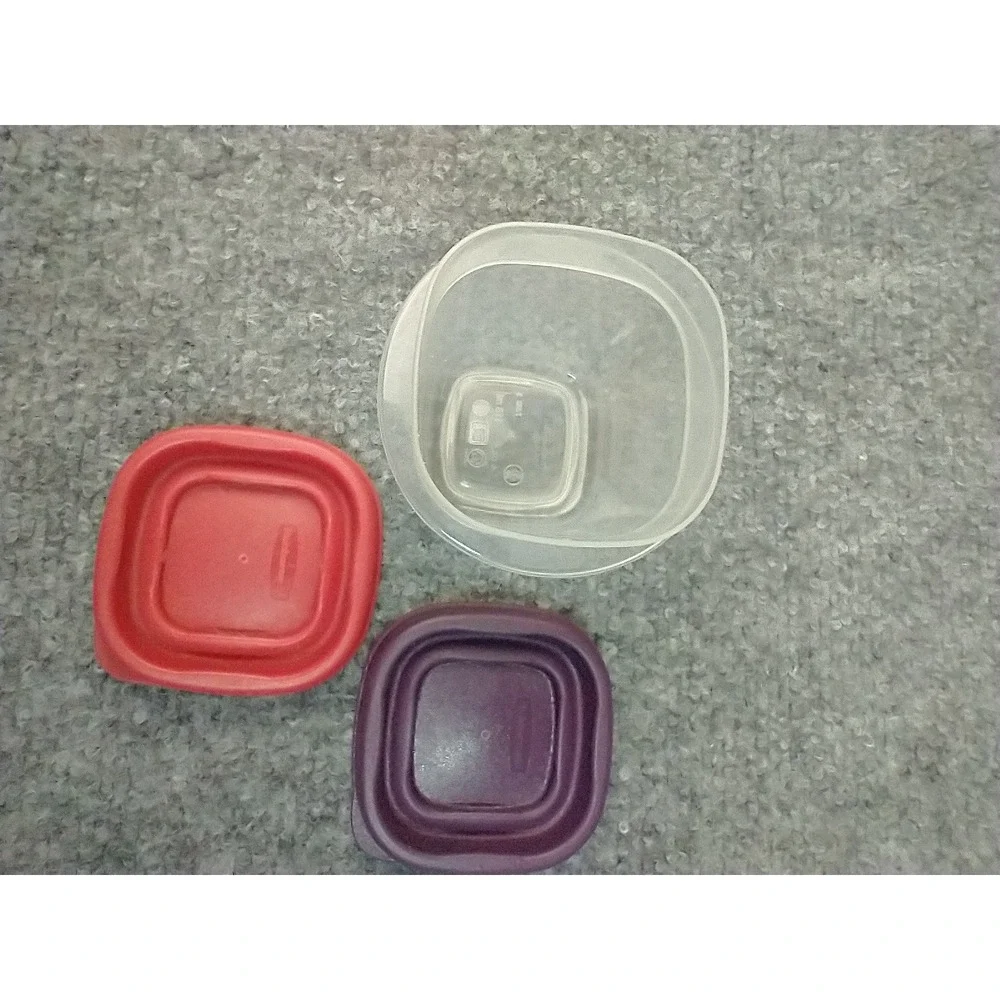 Rubbermaid Easy Find 4oz Small Food Storage Container with Red and Purple Lids‎